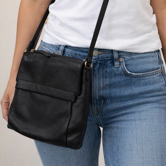 Vince Camuto Handbags - Vince Camuto Black Pebbled Leather adjustable Crossbody Bag